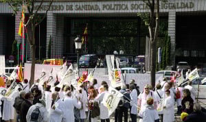 Los médicos protestan contra el empeoramiento de sus condiciones laborales.