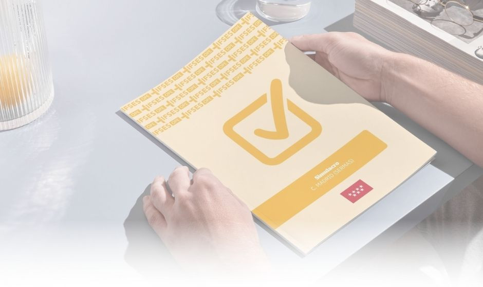 Manos sujetan el simulacro de examen de IFSES para la OPE de Enfermería Madrid 2025, con el logo de la Comunidad de Madrid en la portada