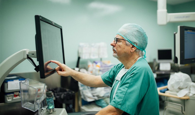 El Teknon de Barcelona tiene el único robot de cirugía vertebral de España