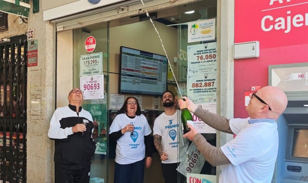 El Tercer Premio de la Lotería 'vacuna' de alegría al Hospital de San Juan