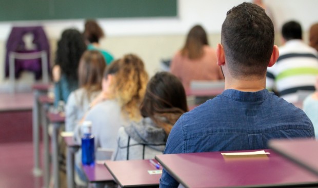 Los profesionales de la sanidad se plantean hasta qué punto es necesario el Trabajo de Fin de Grado en la carrera universitaria.