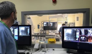  Radiólogos intervencionistas preparando tratamiento guiado. La radiología de urgencias desempeña un papel esencial al permitir identificar de forma rápida patologías potencialmente mortales