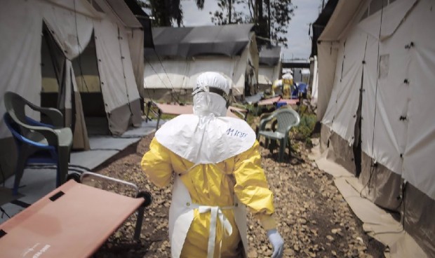 Un sanitario equipado con protección para evitar contagiarse del virus de Marburgo