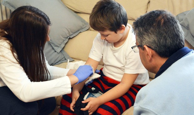 Torrejón trata a un niño con encefalitis en casa para combatir el estrés