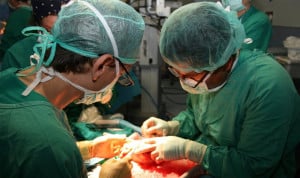 Médicos practican una intervención de trasplante renal. 