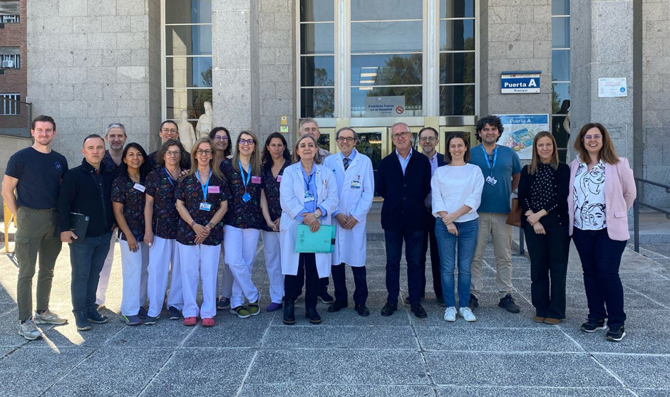 La vicedecana junto a los alumnos de sexto curso dispuestos a realizar el examen.