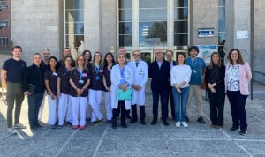  La vicedecana junto a los alumnos de sexto curso dispuestos a realizar el examen.
