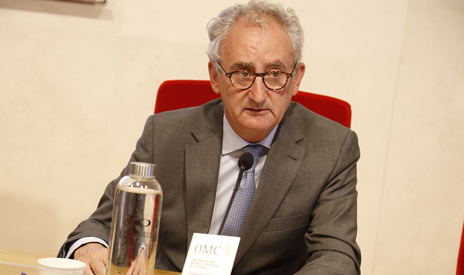 Tomás Cobo, presidente de la OMC, ultima el nuevo Código Deontológico de los médicos