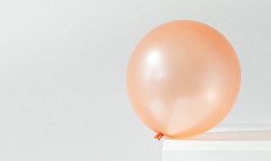 El último reto viral en sanidad: vacunar un globo sin que explote