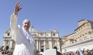 El Vaticano ofrece un hospital para no 'desconectar' al bebé Charlie Gard