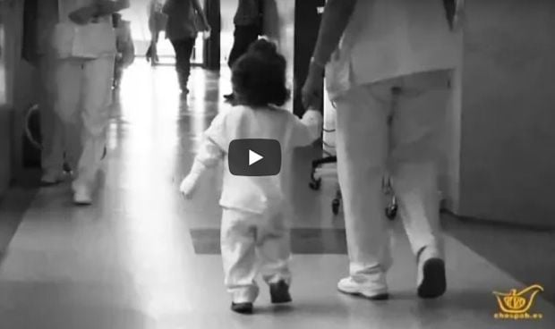 El vídeo viral de una niña que visibiliza la labor enfermera de su madre