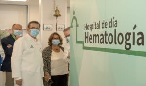  La delegada de Salud en Sevilla, Regina Serrano, visitando el Hospital Virgen del Rocío