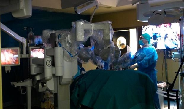 El Virgen del Rocío usará por primera vez el robot Da Vinci en cáncer renal