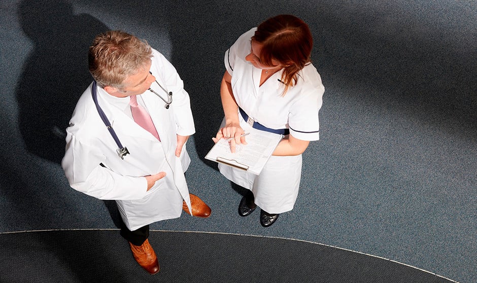 Un enfermero responde a un médico sobre la temporalidad de los contratos dentro del sector sanitario