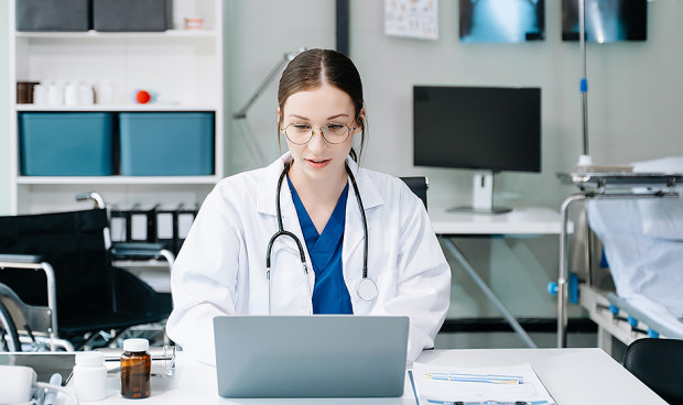 Los MIR 2025 preguntan a Grok, la IA de X, qué especialidad deben elegir