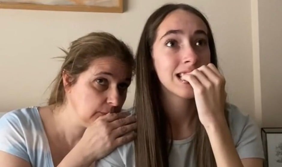 Madre e hija celebran las notas de la Ebau