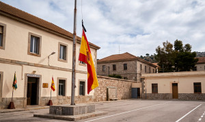 Una bandera a media asta en un cuartel militar.