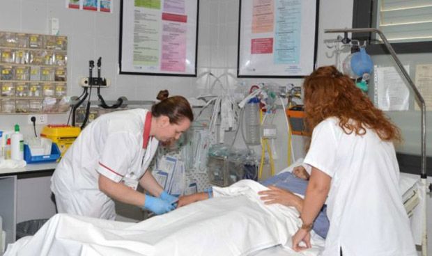 Empleados de La Ribera alertan de una “fuga de enfermeros” por la reversión