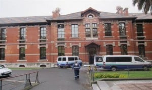 Empotra su coche en Urgencias por tener que esperar al médico