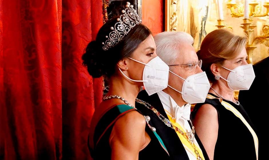 Enfermera Saturada ejemplifica con la reina Letizia cómo no usar mascarilla