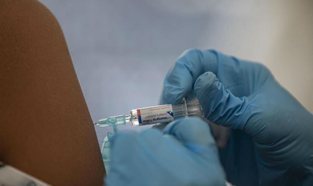 Una enfermera que vacunó contra el Covid-19 da positivo