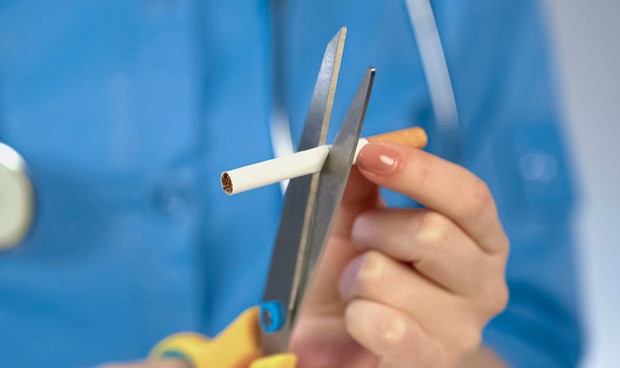 Enfermeras fumadoras: un estudio vincula el hábito con la jornada laboral 