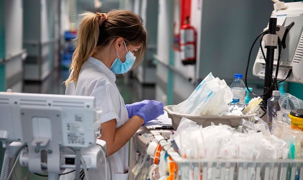 Enfermeras denuncian tener que estar 'pegadas al teléfono' por empleo temporal