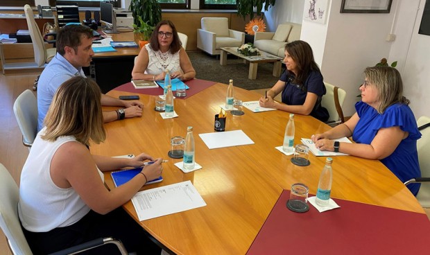 Reunión de las representantes del Coiba, María José Sastre y Raquel Muñoz, con la consellera de Salud, Manuela García, y el director general del Servei de Salut, Javier Ureña.