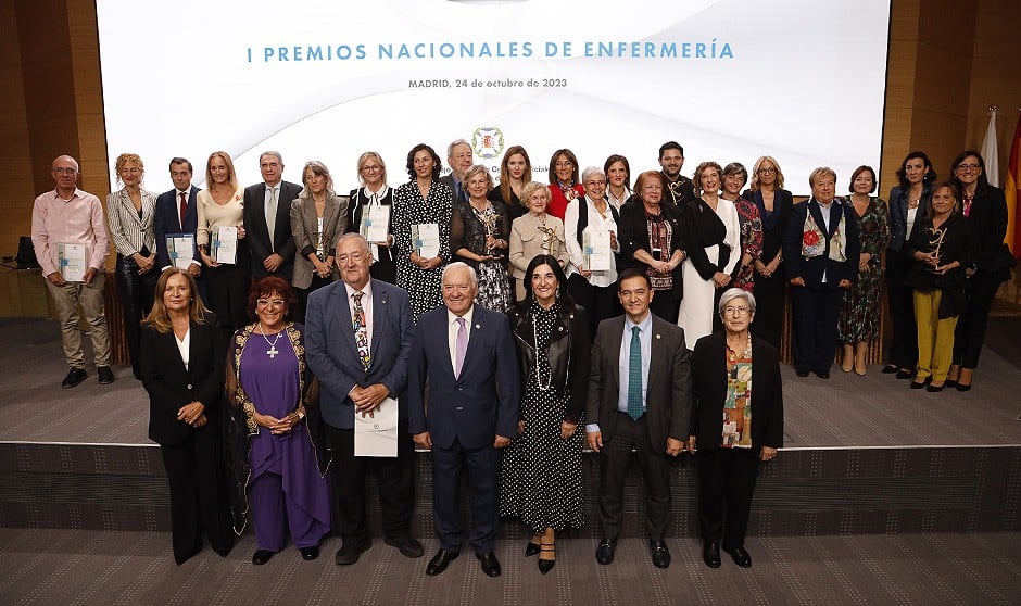 Foto de familia del CGE junto a todos los ganadores y nominados a los I Premios Nacionales de Enfermería.