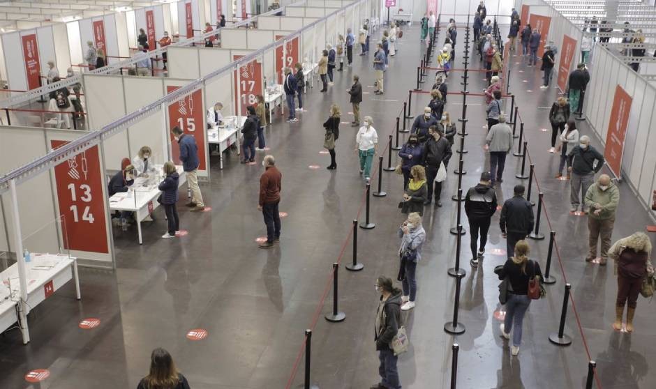 Enfermería rescata el vacunódromo para aliviar AP en la campaña covid-gripe