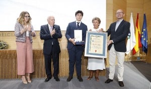 El CGE rinde homenaje a Lapetra con la Gran Cruz de Enfermería