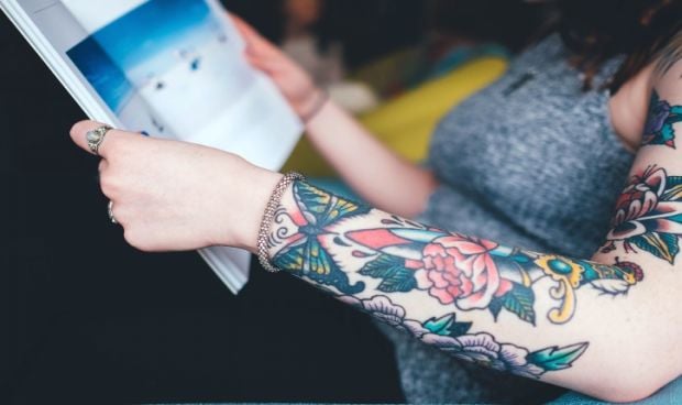 Enfermero: puedes lucir los tatuajes que quieras, ninguna ley lo prohíbe