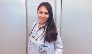 Krystel Cayari, aspirante al MIR 2026, estuvo trabajando como TCAE más de diez años antes de entrar a Medicina.