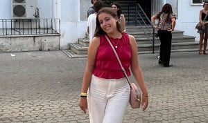 Paula Cañal, recién graduada en Medicina por la Universidad de Sevilla. Entrar a Medicina vía FP sin repetir la PAU: "El futuro puede ser..."