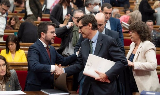 Pere Aragonès y Salvador Illa sellan el acuerdo de los Presupuestos de 2023 de Cataluña. 