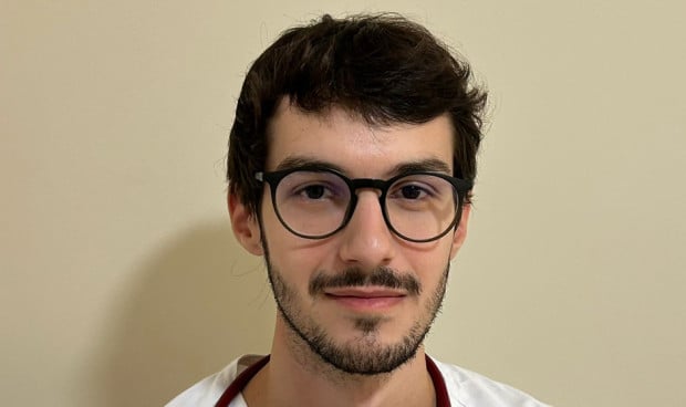 Carlos Leal, estudiante de tercero de Medicina, reconoce que ha aprobado asignaturas de Medicina estudiando su examen el día de antes.