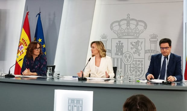  Los ministros de Sanidad (Mónica García), Educación (Pilar Alegría) y Función Pública (Óscar López) aprueban la nueva ley contra el alcohol en menores.