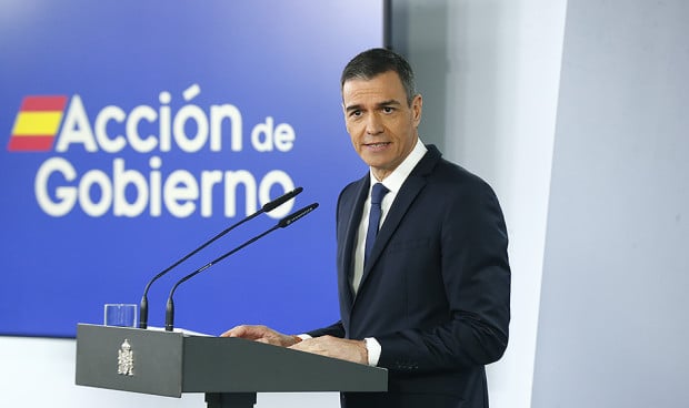  Pedro Sánchez, presidente del Gobierno, blinda el SNS ante riesgo de guerra: cirugía experimental y robótica.