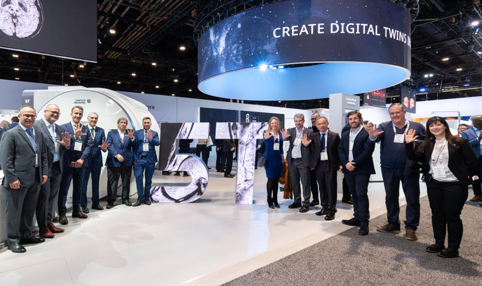 Equipos de HT Medica, APR Spain y United Imaging Healthcare Europe delante de la maqueta de la resonancia magnética Jupiter 5 Telsa durante RSNA 2025