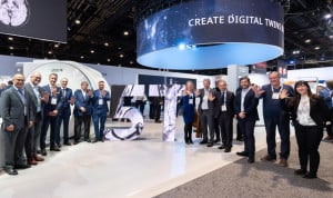 Equipos de HT Medica, APR Spain y United Imaging Healthcare Europe delante de la maqueta de la resonancia magnética Jupiter 5 Telsa durante RSNA 2025