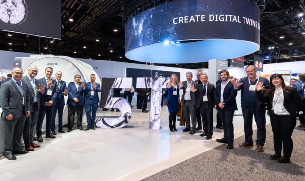 Equipos de HT Medica, APR Spain y United Imaging Healthcare Europe delante de la maqueta de la resonancia magnética Jupiter 5 Telsa durante RSNA 2025