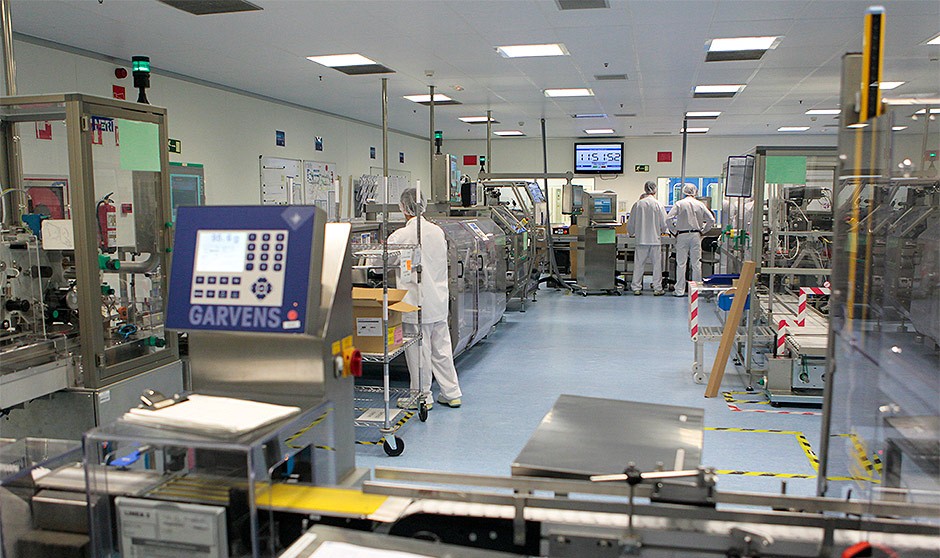 Interior de un centro de producción de medicamentos.  