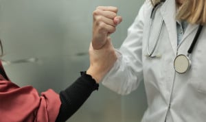 España fragmenta el castigo por agredir a médicos con multas desiguales