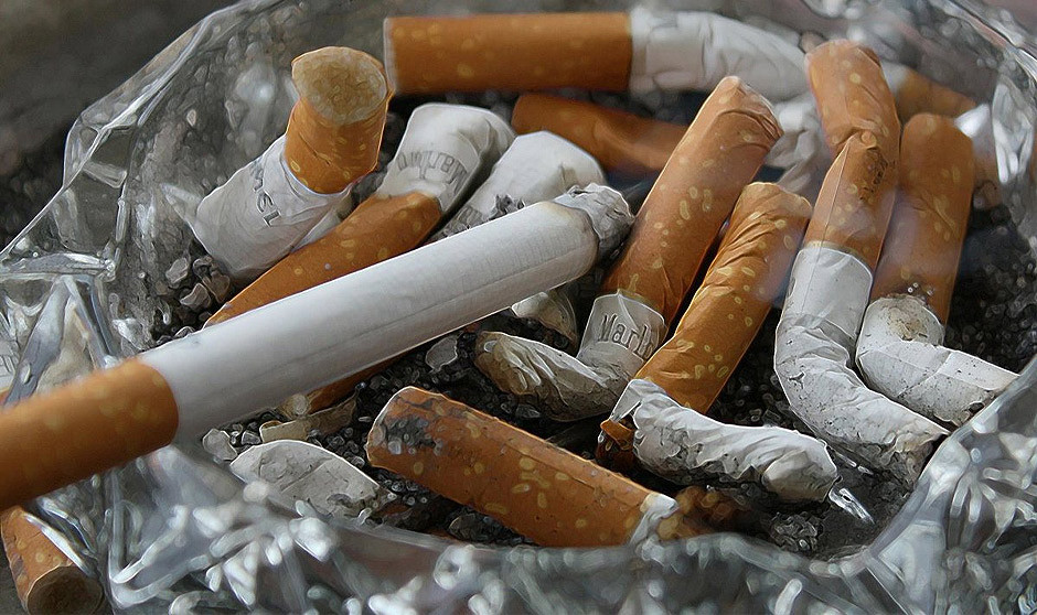 Un 24 por ciento de los españoles fuma tabaco adultos, un hábito que entre mujeres es  superior a la media europea