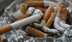 Un 24 por ciento de los españoles fuma tabaco adultos, un hábito que entre mujeres es  superior a la media europea