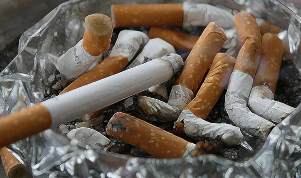 Un 24 por ciento de los españoles fuma tabaco adultos, un hábito que entre mujeres es  superior a la media europea