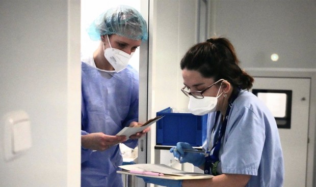 Una pareja de enfermeras habla en un pasillo, en plena petición de refuerzo de enfermeras escolares