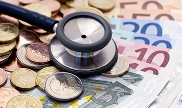 España paga a sus médicos 5 veces menos que EEUU y la mitad que Alemania