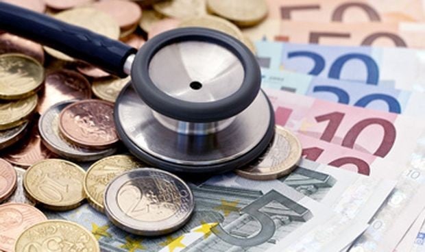 España paga a sus médicos 5 veces menos que EEUU y la mitad que Alemania