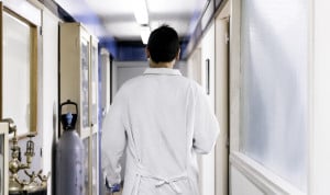 España paga a sus médicos como el McDonald's: "Y luego se rompe la sanidad"